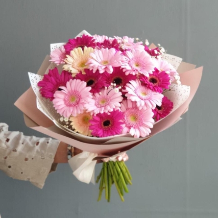 Buchet Cu Gerbere Mix Roz Si Gypsophila