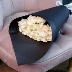 Букет из белой розы 60-70cm в черной упаковке