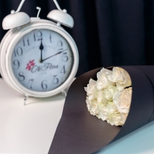 Bouquet of White Roses 40-60cm in Black Paper alt vedere product 4