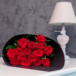Букет из 15 красных роз 60-70cm в черной упаковке