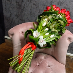 Buchet din Trandafiri 80-90 cm și Orhidee