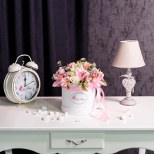 Medium White Luxury Box with Mixed Flowers alt vedere product 2