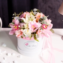 Medium White Luxury Box with Mixed Flowers alt vedere product