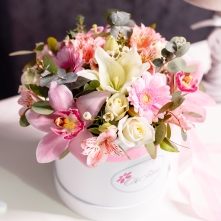 Medium White Luxury Box with Mixed Flowers alt vedere product 4