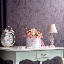 Medium White Luxury Box with Mixed Flowers alt vedere product 5