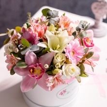 Medium White Luxury Box with Mixed Flowers alt vedere product 8