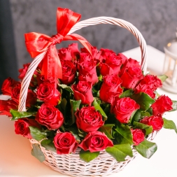 Basket of 25 red roses Ecuador