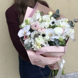 White Bouquet with Ranunculus