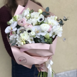 White Bouquet with Ranunculus