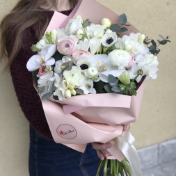 White Bouquet with Ranunculus