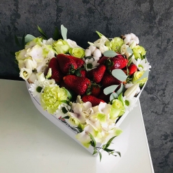 Big Heart with strawberries and flower mix