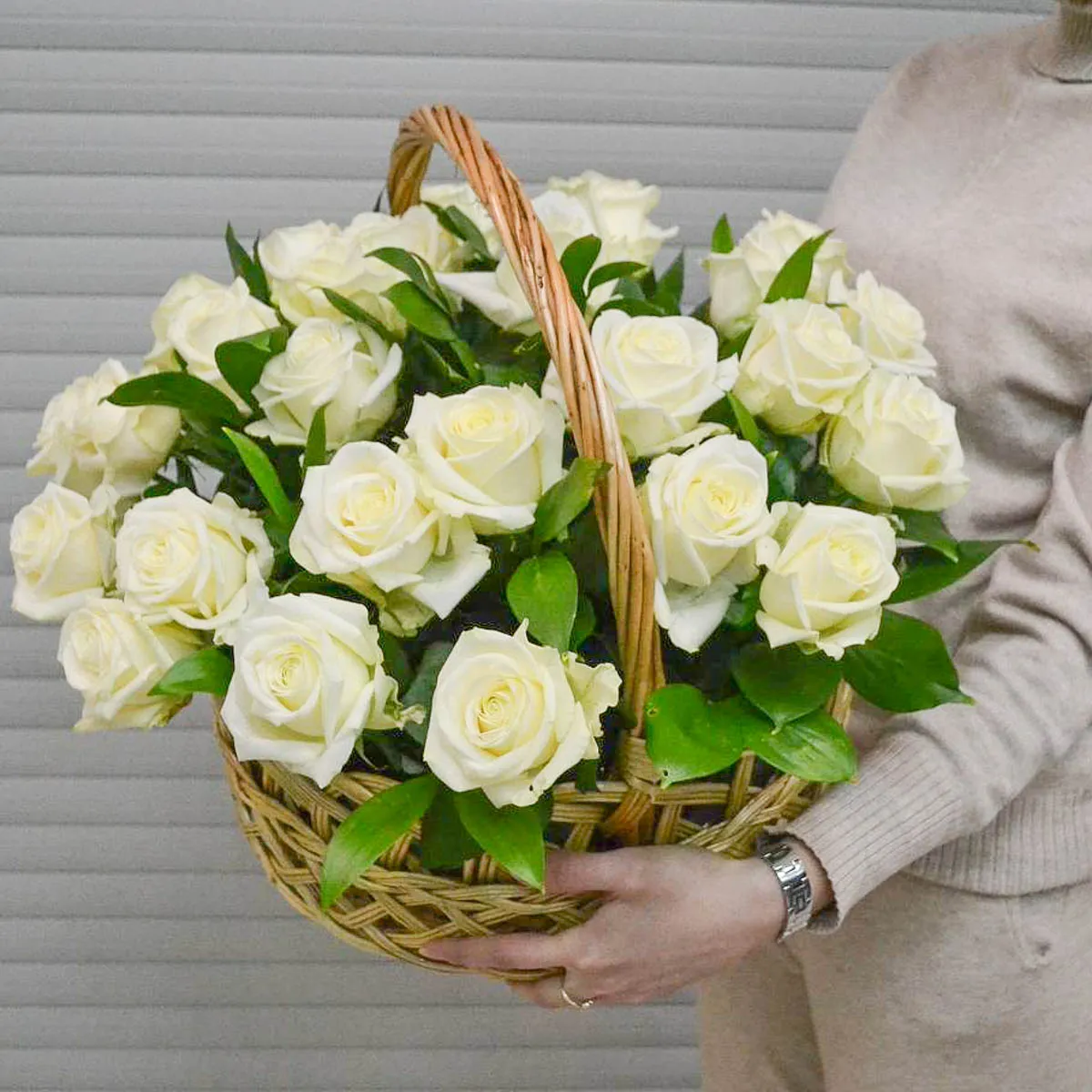 25 Белых розы в корзине