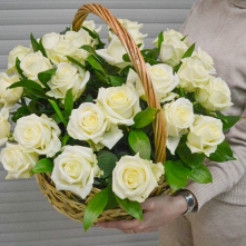 White roses in a basket (25 stems) alt vedere product 2