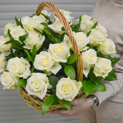 25 Белых розы в корзине