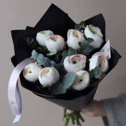 Buchet din Ranunculus Roz si Eucalipt in Hartie Neagra