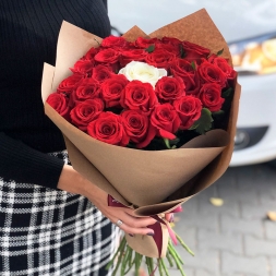 Букет из 24 красных и 1 белой розы 50-60cм