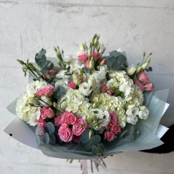Bouquet with hydrangeas, roses and lisianthus
