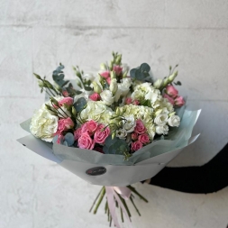 Букет с гортензиями, розами и лизиантусом