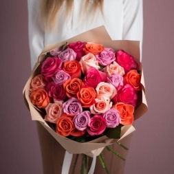 Букет разноцветных роз в крафт-бумаге 30-40cm