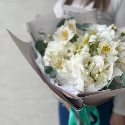 White bouquet with hydrangea and alstroemeria
