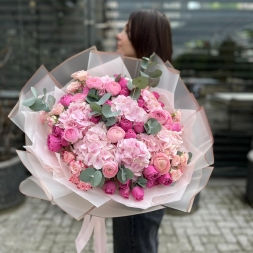 Bouquet with Hydrangeas, Roses and Ranunculus