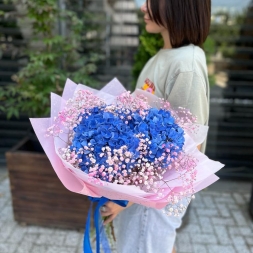 Buchet de flori albastre si roz cu hortensie si gypsophila