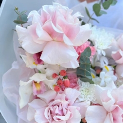 Пудрово-розовый букет с розами, хризантемами и гвоздиками