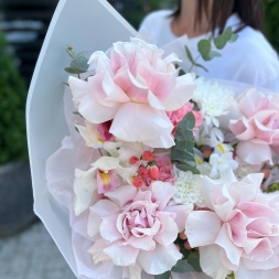 Пудрово-розовый букет с розами, хризантемами и гвоздиками
