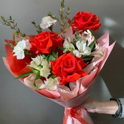 Букет роз и белых цветов для учителей