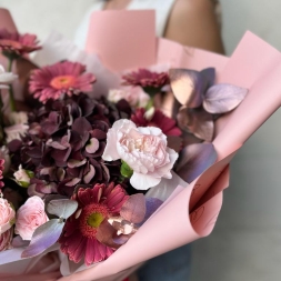 Buchet cu Hortensie Bordo si Flori Roz