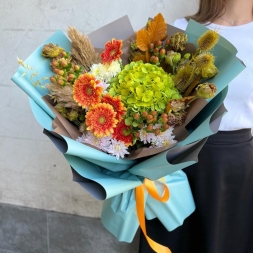 Hortensie, gerbere, crizanteme si flori de toamna in buchet