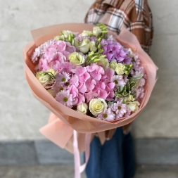buchet de flori roz si albe cu hortensii, crizanteme, trandafiri