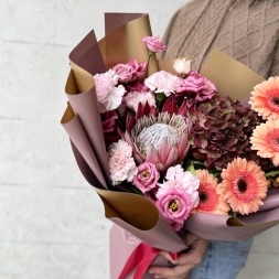 Buchet cu Protea, Hortensie si Flori Roz Portocalii