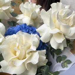 Букет с голубой гортензией и французскими розами