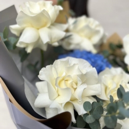 Букет с голубой гортензией и французскими розами