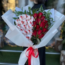Heart-Bouquet with Roses and Raffaello alt vedere product