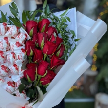 Heart-Bouquet with Roses and Raffaello alt vedere product 2
