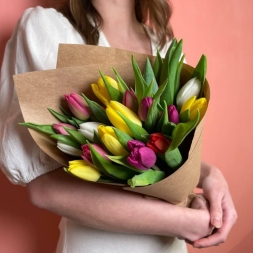 Buchet de Lalele Multicolore in Hartie Kraft