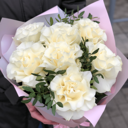 Букет белых французских роз с зеленью