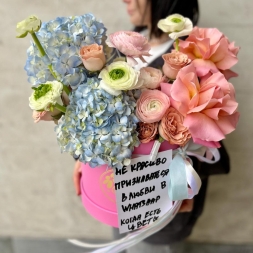 Trandafiri francezi, hortensie albastra, ranunculus alb si ros si mesaj personalizat