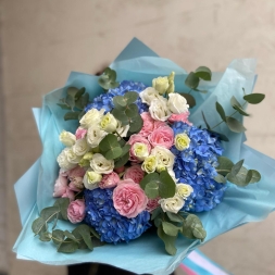 Букет с голубой гортензией, розовыми розами и эустомой