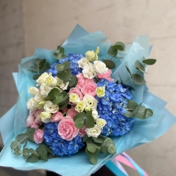 Букет с голубой гортензией, розовыми розами и эустомой