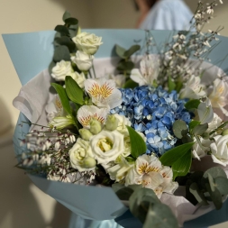 Букет с голубой гортензией и белыми цветами
