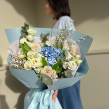Bouquet with Blue Hydrangea and White Flowers alt vedere product 3