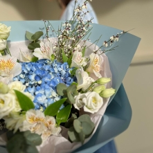 Bouquet with Blue Hydrangea and White Flowers alt vedere product 5