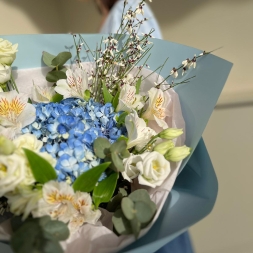 Букет с голубой гортензией и белыми цветами