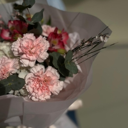 Букет с белой гортензией и розовыми цветами с эвкалиптом