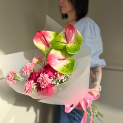 buchet cu flori verzi si roz cu anthurim, garoafe si trandafiri