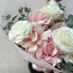 Buchet cu Trandafiri Francezi Roz si Ranunculus