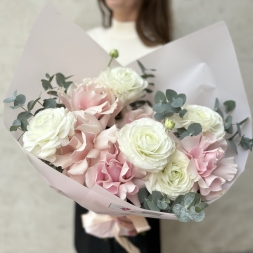 Buchet cu Trandafiri Francezi Roz si Ranunculus